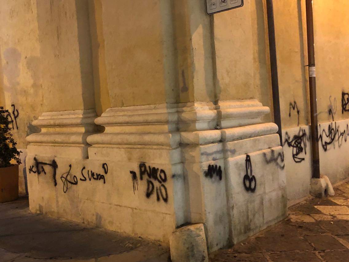 Scritte sui muri: deturpata la chiesa di san Domenico